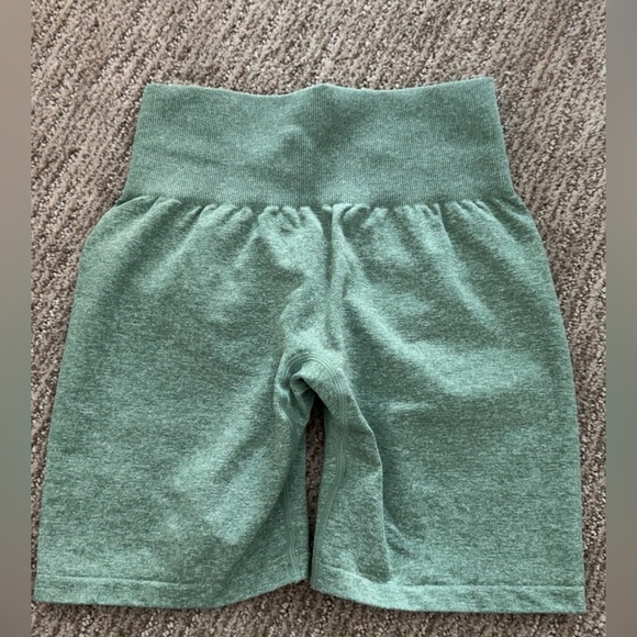 NVGTN sage green scrunch seamless shorts - Picture 4 of 6